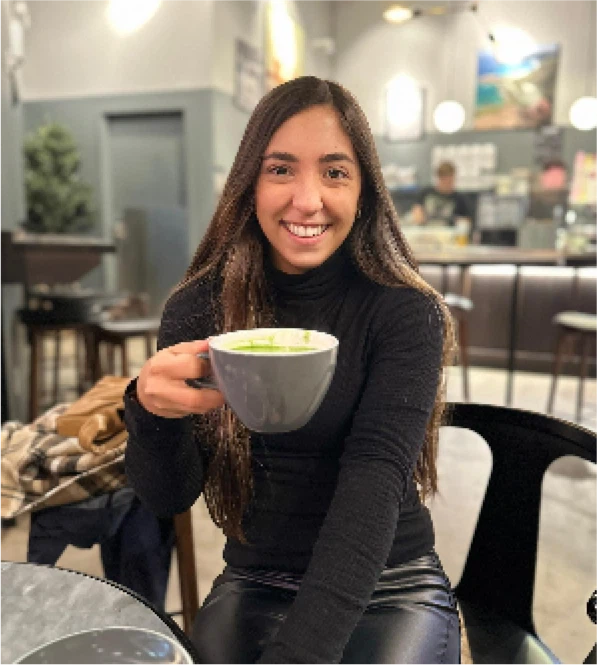 Cristina disfrutando café